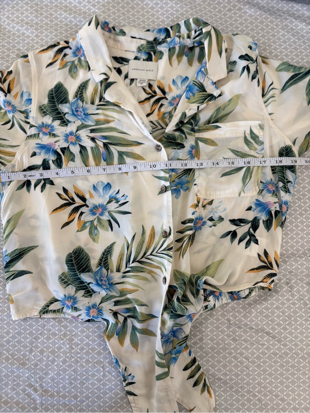 Medium American Eagle Cream Cropped Tropical Tie Front Button Up Top - Picture 13 of 16